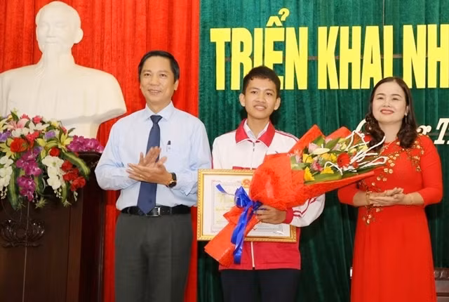 Trao bằng khen của Chủ tịch UBND tỉnh cùng tiền thưởng cho em Thái Xuân Đăng.