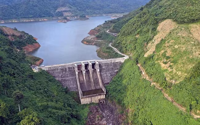 Lượng nước ở hồ thủy điện A Vương (Quảng Nam) chỉ đạt 30% dung tích, thiếu gần 170 triệu mét khối nước.