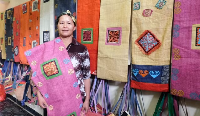 Từ xóm núi bước ra thế giới