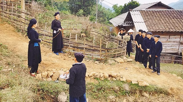 Chăng dây chắn đường mời rượu trong một đám cưới Tày tại xã Bằng Phúc, huyện Chợ Đồn, tỉnh Bắc Cạn.