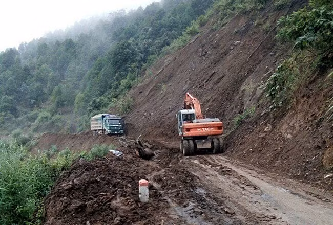 Hạt Quản lý giao thông huyện Na Hang, tỉnh Tuyên Quang san gạt đất đá sạt lở tuyến đường Đà Vị - Hồng Thái. Ảnh: PHÚC VIỆT