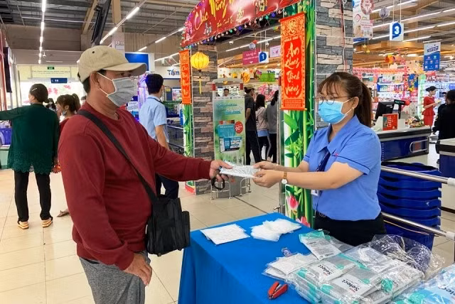 Mua khẩu trang trong siêu thị Co.opmart.