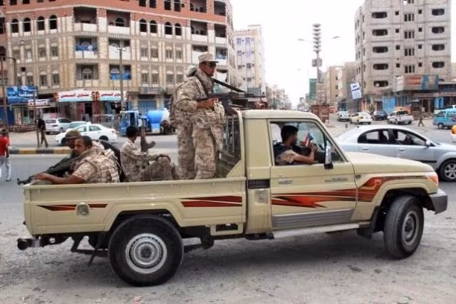 Binh sĩ Yemen đi tuần tra tại quận Mansoura, TP Aden, ngày 30-3. (Ảnh: Reuters).