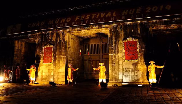 Khách tới Đại Nội sẽ phải đi qua Ngọ Môn, được quan binh canh giữ nghiêm ngặt.