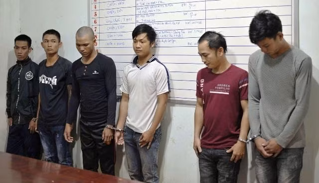 Năm đối tượng bảo kê thu mua sầu riêng bị bắt giữ tại Công an huyện Cư M’gar (Đác Lắc).