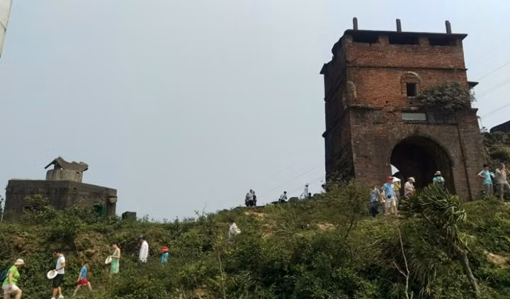 Di tích Hải Vân Quan trên đỉnh đèo Hải Vân luôn thu hút đông khách du lịch.