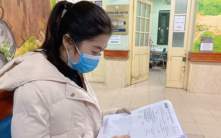 Chị P. T. H. làm các thủ tục chờ bác sĩ kiểm tra sức khỏe sau ca sửa tim, ghép phổi.