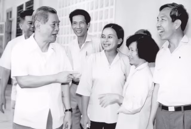 Tổng Bí thư Nguyễn Văn Linh gặp gỡ và nói chuyện với các cán bộ chủ chốt của TP Hồ Chí Minh (tuổi dưới 50) vào ngày 12-5-1990. 
