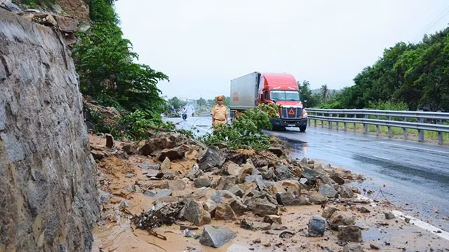 Khắc phục sạt lở tại đường cao tốc Đà Nẵng - Quảng Ngãi