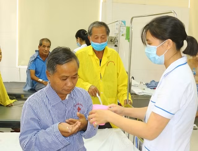 Bệnh nhân Siêng Bun Thăn (60 tuổi) mang quốc tịch Lào. 