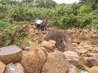 Hiện trường giếng cổ sau khi bị phá hoại.