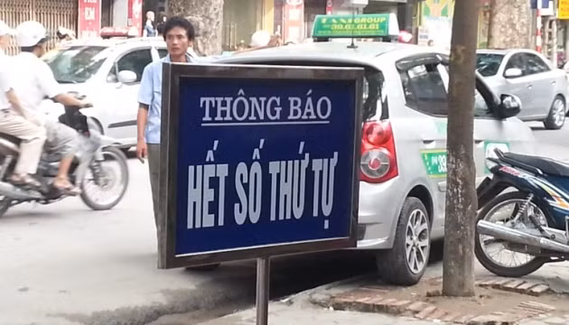 Mới 8 giờ 20 phút, nhân viên trung tâm tiêm chủng số 131 Lò Đúc đã thông báo hết số thứ tự. 
