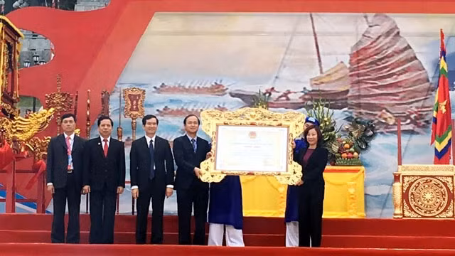 Trao bằng công nhận Di sản văn hóa phi vật thể quốc gia cho đền Cửa Ông.