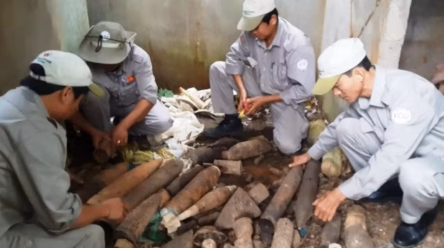 Lực lượng chức năng thu gom số đạn, pháo, bom các loại.