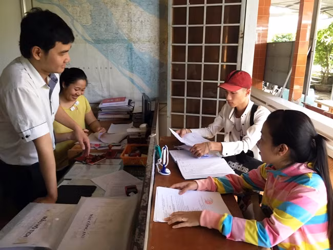 Người dân làm thủ tục hành chính tại UBND xã Tân Trung, huyện Mỏ Cày Nam (Bến Tre).