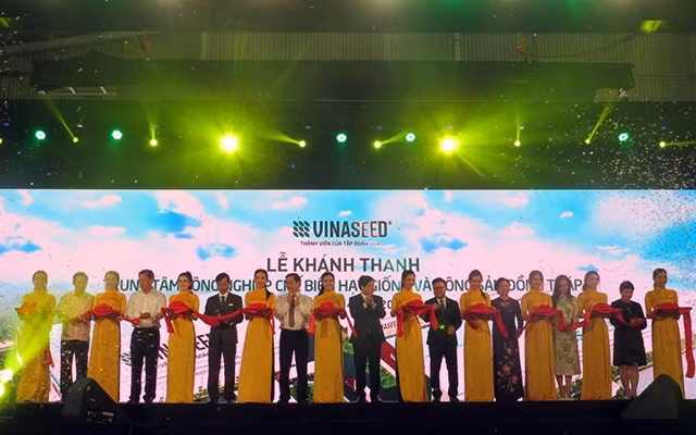 Nghi thức cắt băng khánh thành và đưa vào hoạt động Trung tâm.