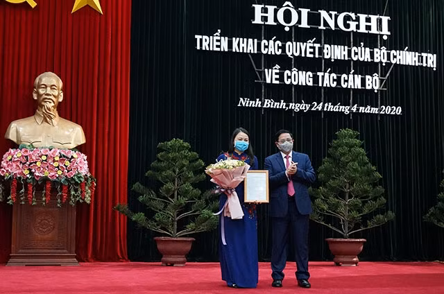 Đồng chí Phạm Minh Chính, Ủy viên Bộ Chính trị, Bí thư T.Ư Đảng, Trưởng Ban Tổ chức Trung ương trao quyết định cho đồng chí Nguyễn Thị Thu Hà giữ chức vụ Bí thư Tỉnh ủy Ninh Bình.