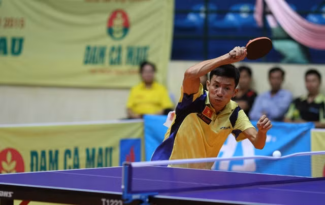Tuyển thủ quốc gia Đinh Quang Linh (Quân đội) đánh bại tuyển thủ quốc gia Nguyễn Văn Ngọc (Hải Dương) với tỷ số 3-0. Ảnh: HỮU VIỆT