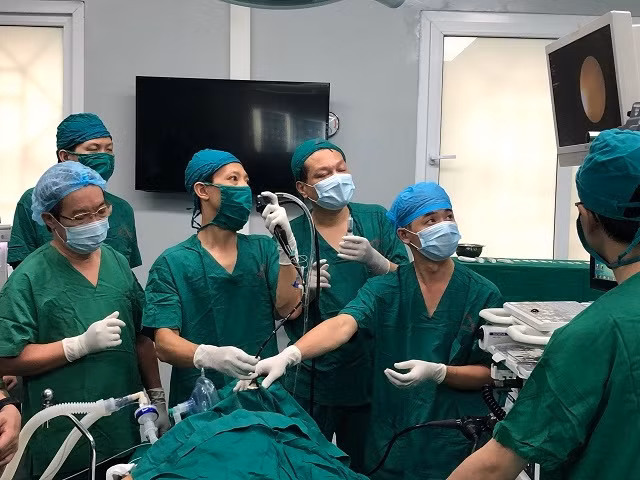 Các bác sĩ thực hiện kỹ thuật nội soi phế quản siêu âm cho bệnh nhân.