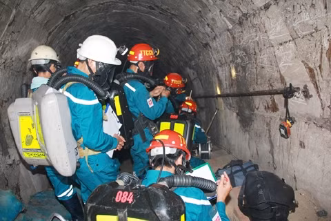 Các cán bộ, chiến sĩ thao diễn Khoa mục Thủ tiêu sự cố.