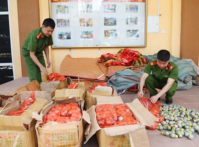 Công an TP Lạng Sơn chuẩn bị tiêu hủy pháo lậu.