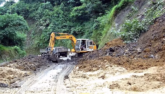 Sạt lở trên tỉnh lộ 258 từ thị trấn Phủ Thông (huyện Bạch Thông) vào huyện Ba Bể mới chỉ được khắc phục để không bị ách tắc.