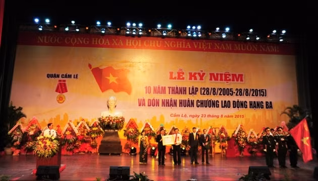 Thừa ủy quyền Chủ tịch nước, Bí thư Thành ủy Đà Nẵng Trần Thọ trao Huân chương Lao động hạng ba cho đại diện lãnh đạo quận Cẩm Lệ.