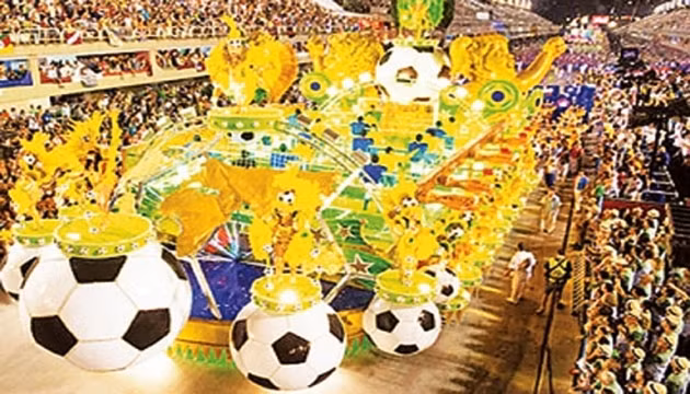 Đoàn diễu hành biểu tượng bóng đá trong Lễ khai mạc World Cup 2014.
