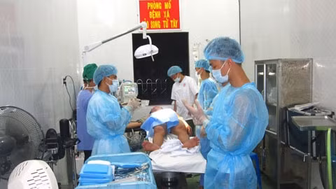 Kíp mổ đang làm công tác chuẩn bị phẫu thuật cho Hoàng Văn Hùng.