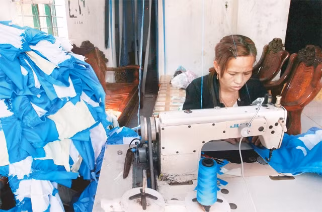 Nhờ có nguồn hàng may gia công, nhiều người dân ở các xã bãi ngang huyện Phú Lộc đi làm ăn xa đã trở về quê hương sinh sống.