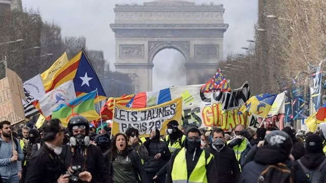 Người biểu tình xuống đường tại Thủ đô Paris. Ảnh: AFP