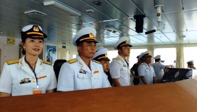 Đại tá Nguyễn Công Sơn (đứng giữa) cùng vợ (bên trái) và con trai cả (bên phải) trong lễ duyệt binh tàu.