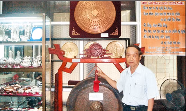 Nghệ nhân Nguyễn Ngọc Trọng giới thiệu một số sản phẩm của gia đình.