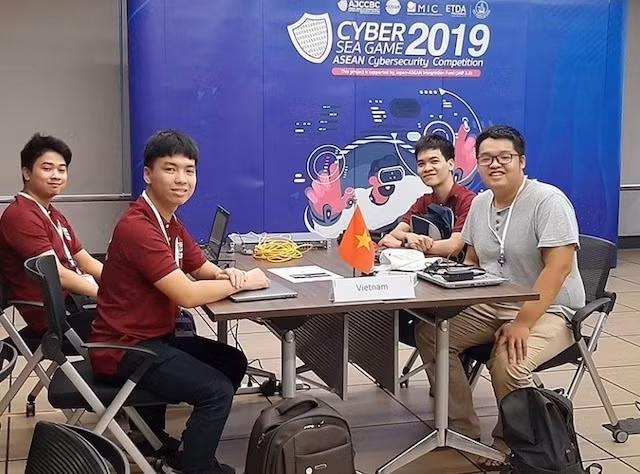 Bốn thành viên Just ∫du It! (Ảnh: ICTNews)