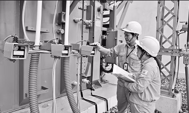 Công nhân Trạm biến áp 110 kV Nội Bài (Công ty Lưới điện cao thế TP Hà Nội) luôn kiểm tra thường xuyên thiết bị trạm biến áp, góp phần giảm tổn thất điện năng của thiết bị.