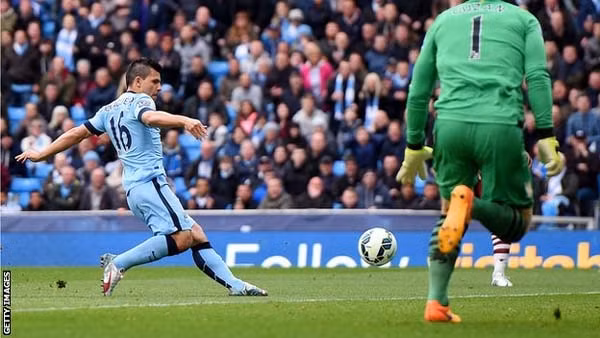 S. Aguero (trái) dễ dàng mở tỷ số cho Man City.