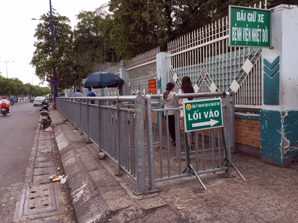  Bệnh viện Nhiệt đới, quận 5 không còn cảnh lấn chiếm vỉa hè.