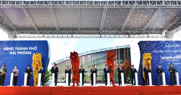 Các đại biểu nhấn nút khởi công tổ hợp sản xuất ô-tô VINFAST.
