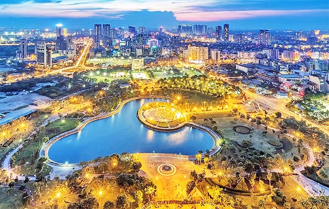 Công viên Hòa Bình được đầu tư xây dựng, tạo thêm không gian xanh cho thành phố. Ảnh: VŨ LONG