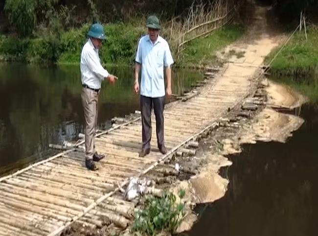 Cán bộ huyện Ngọc Lặc kiểm tra, ghi nhận hiện trạng cá trên sông Âm bị chết.