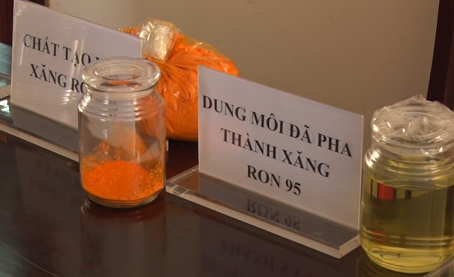 Một số loại dung môi, chất làm tăng chỉ số Octan, dung dịch các loại dùng để sản xuất xăng giả đưa ra thị trường tiêu thụ.