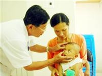 Khám mắt cho trẻ có biểu hiện
bất thường tại BV Ung bướu
TP Hồ Chí Minh.
