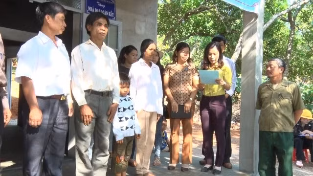 Trao nhà đại đoàn kết cho vợ chồng Điểu Bốt và Thị Rung ở xã Đác Sin, huyện Đác R’lấp, tỉnh Đác Nông.