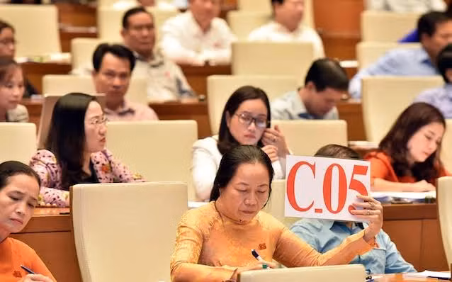 Đại biểu đăng ký tranh luận tại hội trường chiều 31-10