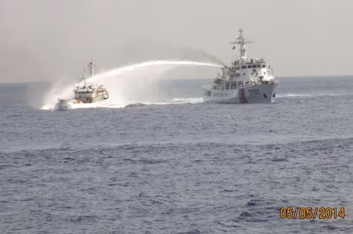 Tàu Trung Quốc uy hiếp tàu Việt Nam bằng vòi rồng.