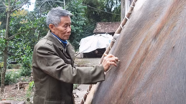 Ông Chiện chuẩn bị da làm trống.