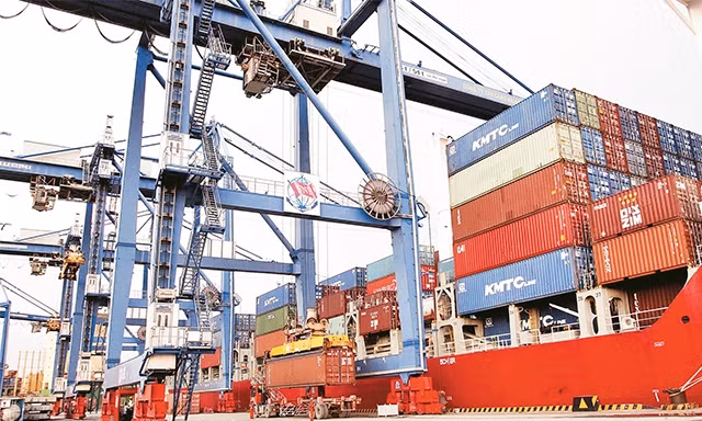 Bốc xếp hàng hóa tại cảng Cát Lái, TP Hồ Chí Minh.