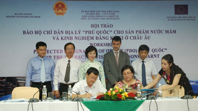 Đại diện các doanh nghiệp phân phối sản phẩm ký thỏa thuận thúc đẩy tiêu thụ sản phẩm nước mắm mang chỉ dẫn địa lý “Phú Quốc” với Bà Nguyễn Thị Tịnh, Chủ tịch Hội nước mắm Phú Quốc.