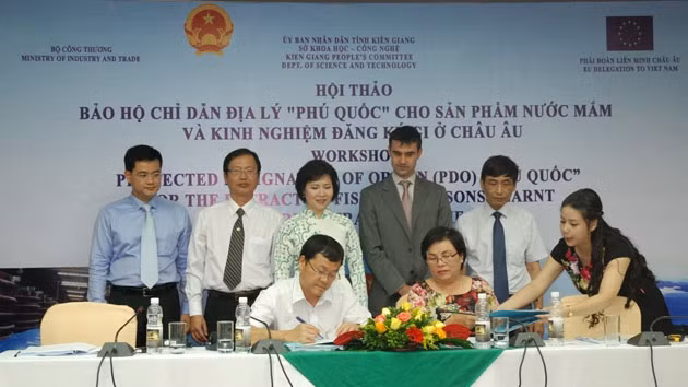 Đại diện các doanh nghiệp phân phối sản phẩm ký thỏa thuận thúc đẩy tiêu thụ sản phẩm nước mắm mang chỉ dẫn địa lý “Phú Quốc” với Bà Nguyễn Thị Tịnh, Chủ tịch Hội nước mắm Phú Quốc.