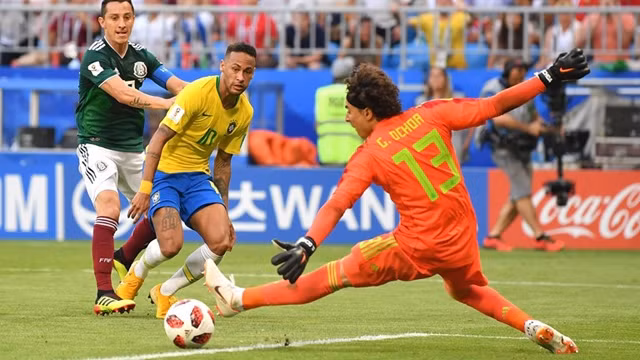 Sự xuất sắc của Ochoa vẫn không thể ngăn cản Neymar ghi bàn. ( Ảnh: FIFA )